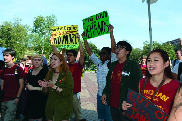 Students protest on behalf of Workers' Rights. (Matthew Tinoco/Neon Tommy) Students protest on behalf of Workers' Rights. (Matthew Tinoco/Neon Tommy)