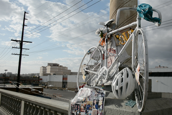 A memorial 'ghost bike' now rests where 22 year old Luis 'Andy' Garcia was killed on the Cesar Chavez Bridge. (Matthew Tinoco/Neon Tommy)