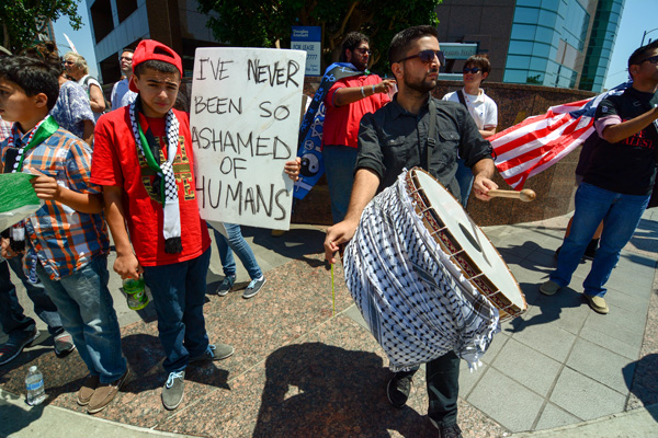 A drummer and a demonstrator on the Palestinian side. (Matthew Tinoco/Neon Tommy) A drummer and a demonstrator on the Palestinian side. (Matthew Tinoco/Neon Tommy)