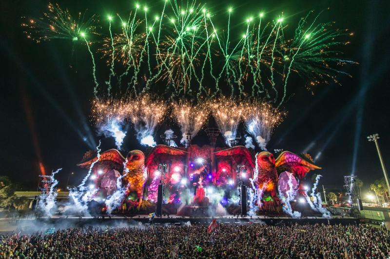 Fireworks ignite the night at the 4th annual Electric Daisy Carnival Orlando (Via aLIVE Coverage for Insomniac)