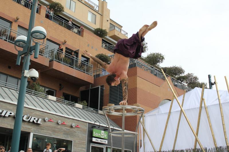 The hand balancing act astounded the crowd. (Heidi Carreon/Neon Tommy) 