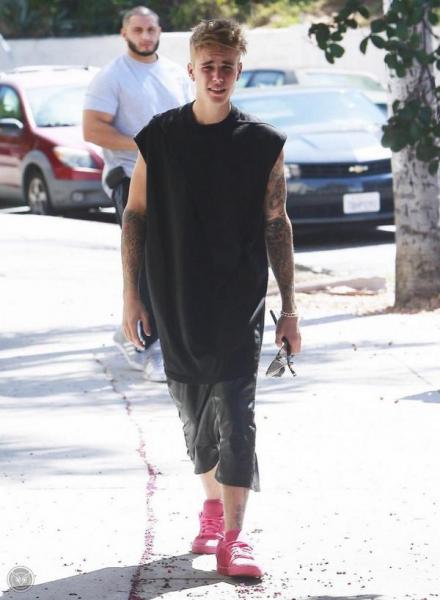 Singer Justin Bieber sporting a shirt that's way too big (@ayebiebsz/Twitter).