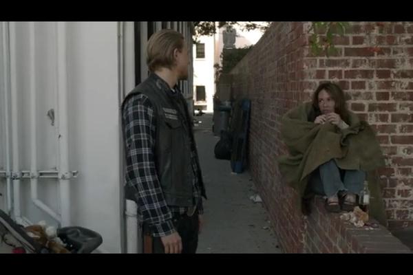 Jax (Charlie Hunnam) meets the homeless woman one last time outside the courthouse (Twitter/@chibscastincou).