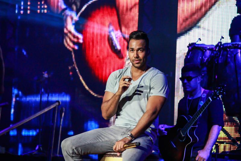 The Bronx-born singer charmed the audience with his sensual hits and his flirtatious banter. (Ashley Velez/Neon Tommy) The Bronx-born singer charmed the audience with his sensual hits and his flirtatious banter. (Ashley Velez/Neon Tommy)