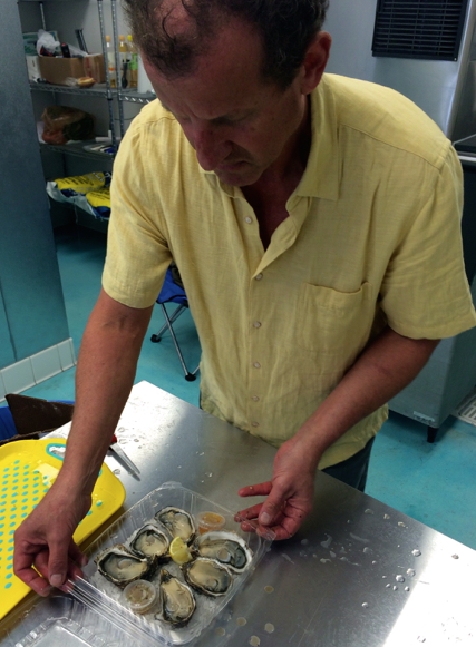 Mark Reynolds prepping oysters (Margaux Farrell/Neon Tommy)