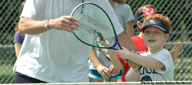 Sid Kanter coaches a young boy. (Justin Nutter/The Mirror)