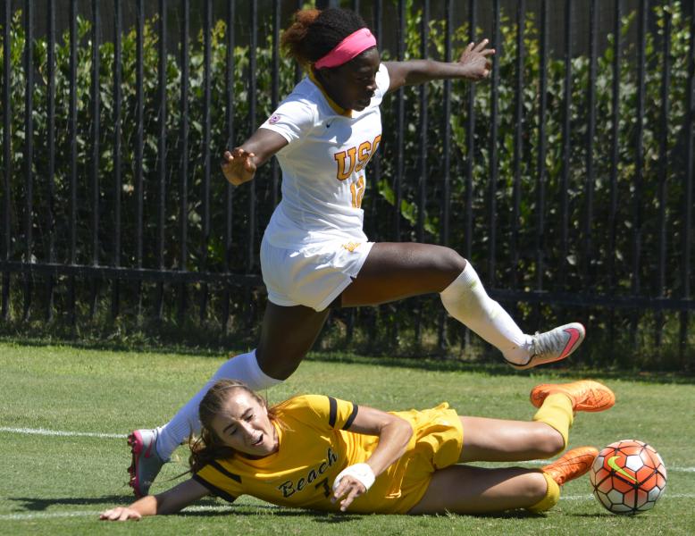 Defender Mandy Freeman evades a slide tackle. (Julia Poe/Neon Tommy)