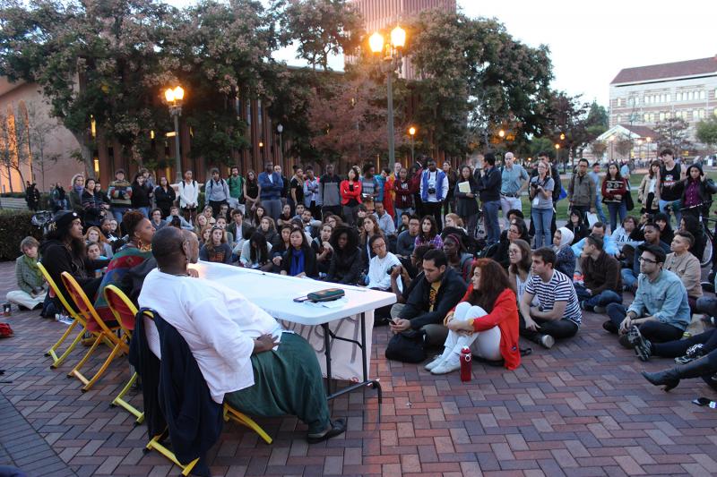 Students and community members gather outside Doheny Library. (Rebecca Gibian/Neon Tommy)