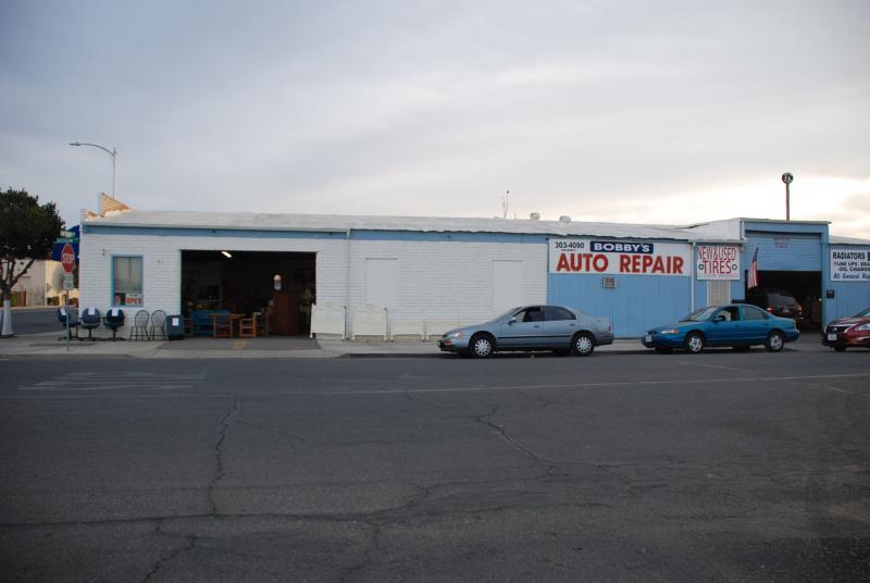 An auto shop in downtown Corcoran. (Carrie Poppy/Neon Tommy)