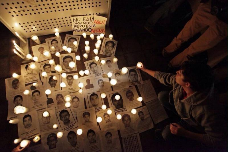 A mourner at a vigil (Lupita Mendez/Twitter)