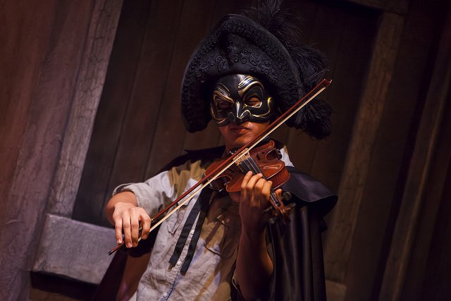 Julian Remulla plays the violin (Photo by Jennifer M. Koskinen)