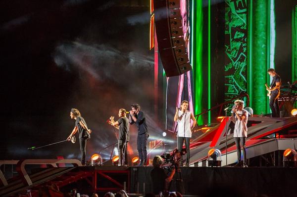 One Direction rocks the Rose Bowl (via @OneDirection on Twitter)
