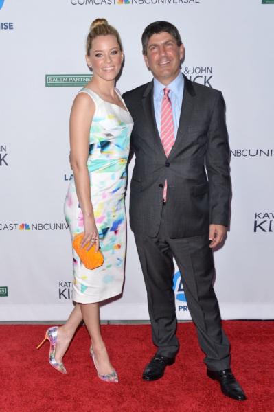 Actress Elizabeth Banks posing on the Red Carpet with Honoree Jeff Shells, Chairman of Universal Entertainment (Tumblr @h.g.news )