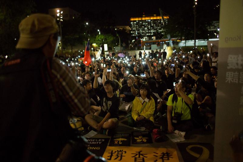 Protesters for HK's democracy in LA congregate in The Grand Park. (Christopher Tsui) Protesters for HK's democracy in LA congregate in The Grand Park. (Christopher Tsui)