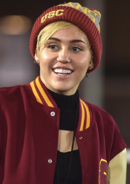 Miley Cyrus at the USC v. Cal football game on Nov. 13th. (@-radiatemileyray/Tumblr)