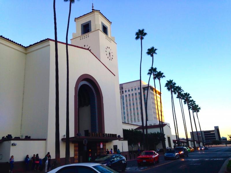 The sun setting on the iconic Union Station (Katherine Flynn/Neon Tommy) The sun setting on the iconic Union Station (Katherine Flynn/Neon Tommy)