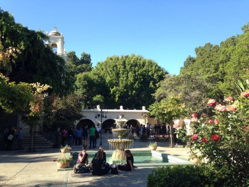 The courtyard at the LA River Center during the lunch break. (Katherine Flynn, Neon Tommy)