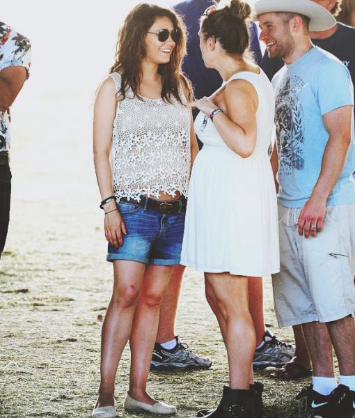 Mila Kunis having fun with friends at the Stagecoach Festival (NowHollywood/Tumblr)