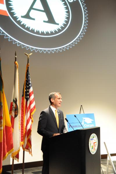 Mayor Garcetti speaks to the newest AmeriCorp volunteers. (Ariba Alvi/Neon Tommy)