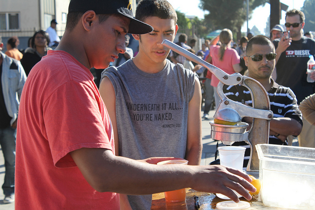 Orange juice being illegally squeezed for people waiting for the space shuttle Endeavour to pass by Normandie and Exposition on Oct. 14. (Paresh Dave/Neon Tommy) Orange juice being illegally squeezed for people waiting for the space shuttle Endeavour to pass by Normandie and Exposition on Oct. 14. (Paresh Dave/Neon Tommy)