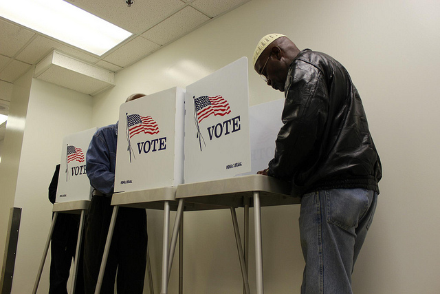 Voters cast their presidential ballots the weekend before Election Day. (Shako Liu/Neon Tommy)