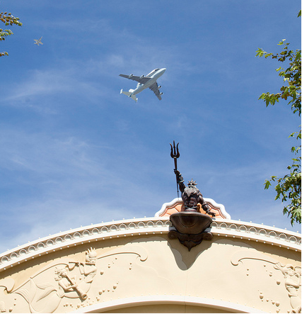 Endeavour flying over Los Angeles last month. (Rosa Trieu/Neon Tommy)