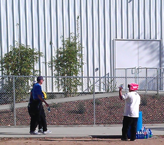 Luis Delgado tries to entice customers to buy water. (Paresh Dave/Neon Tommy) Luis Delgado tries to entice customers to buy water. (Paresh Dave/Neon Tommy)