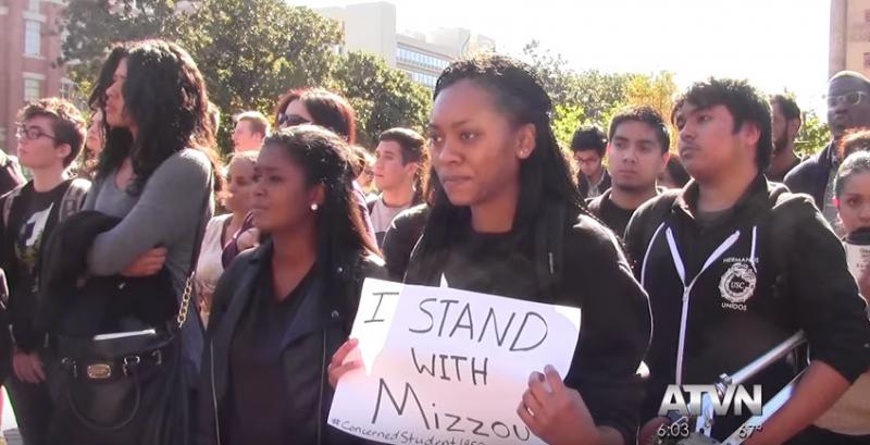 A USC student holds up a sign at a rally on campus. (ATVN)