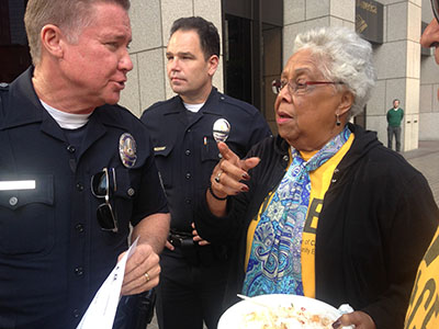 LAPD Sergeant Keenan talks with Beverly Roberts, ACCE Chairperson (Chole Marie Rivera/Annenberg Media).