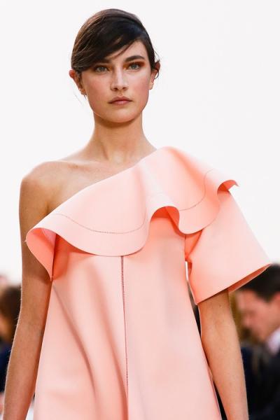 Ladylike ruffles at Chloe (Pinterest)