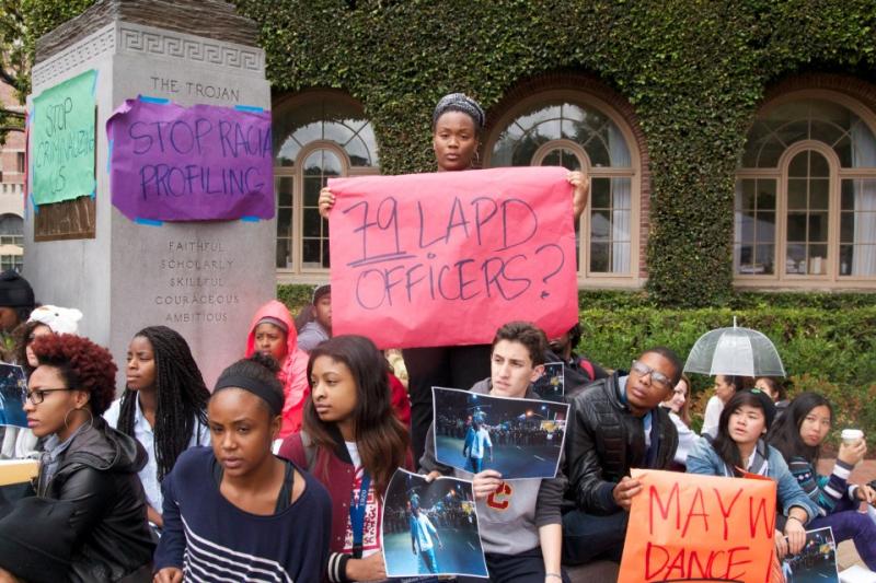 79 police officers showed up early Saturday morning to shut down Nate Howard's party. They told attendees at a different party across the street to stay indoors, despite the fact they were just as loud, said students who were at the scene. (Faith Jessie/ Neon Tommy)