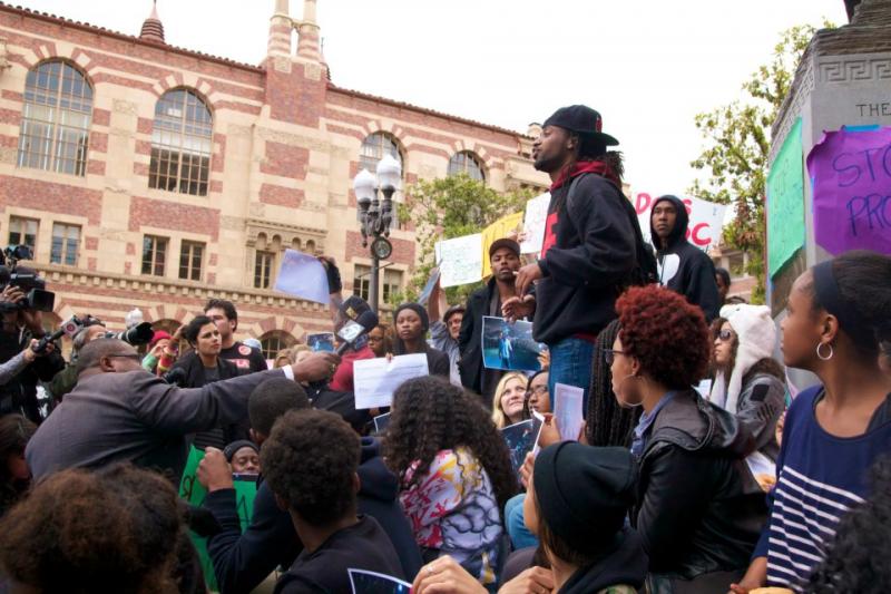 Nate Howard, who hosted the party, addresses the crowd gathered at the steps of Tommy Trojan about what happened. (Faith Jessie/ Neon Tommy) Nate Howard, who hosted the party, addresses the crowd gathered at the steps of Tommy Trojan about what happened. (Faith Jessie/ Neon Tommy)