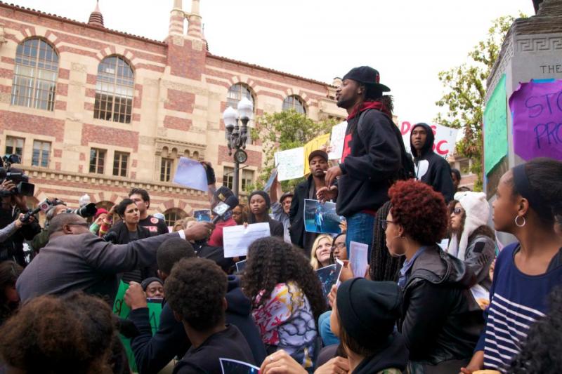 Nate Howard, who hosted the party, addresses the crowd gathered at the steps of Tommy Trojan about what happened. (Faith Jessie/ Neon Tommy)