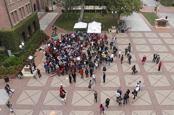 Several students gathered at Tommy Trojan to protest racial profiling and excessive force. (Aaron Liu/ Neon Tommy) Several students gathered at Tommy Trojan to protest racial profiling and excessive force. (Aaron Liu/ Neon Tommy)