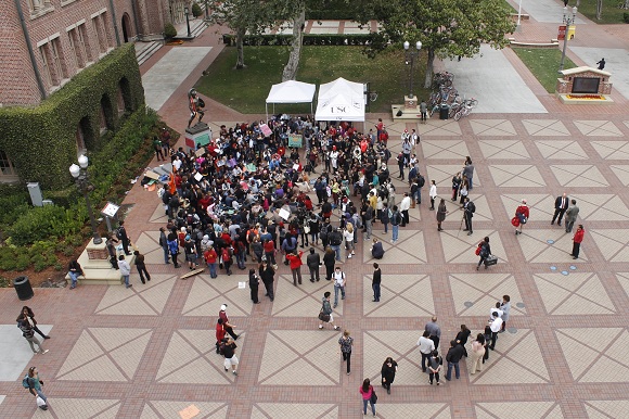 Several students gathered at Tommy Trojan to protest racial profiling and excessive force. (Aaron Liu/ Neon Tommy)