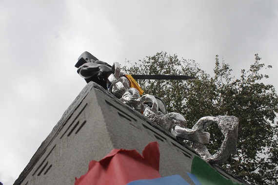 Tommy Trojan is shackled with tin-foil chains. (Aaron Liu/ Neon Tommy)