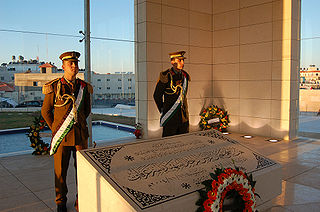 Guards stand by Arafat's tomb. (Wikimedia Commons) Guards stand by Arafat's tomb. (Wikimedia Commons)