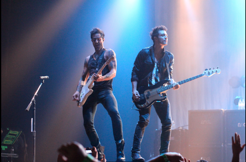 Fans of all origins rocked out at the Wiltern Saturday night. (Tiffanie Cheng/Neon Tommy)