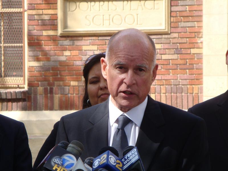California governor Jerry Brown speaks with the media. (Neon Tommy) California governor Jerry Brown speaks with the media. (Neon Tommy)