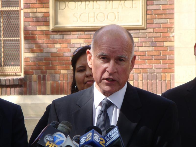  California governor Jerry Brown speaks with the media. (Neon Tommy)