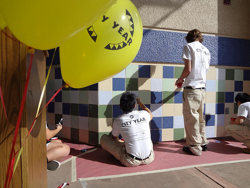 Volunteers paint LA Academy Middle School (photo by Kay Chinn).