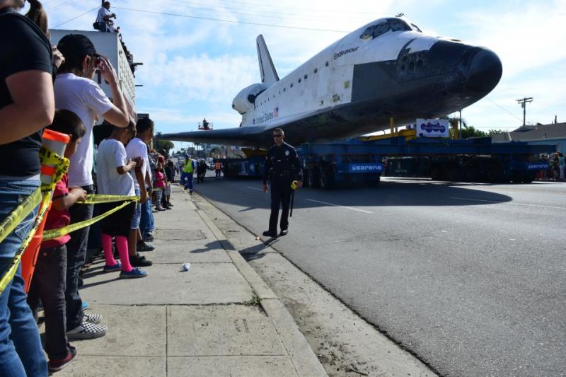 Crowds lined the streets Saturday to watch the shuttle pass, without knowing how long it would eventually be delayed. (Alan Mittelstaedt/Neon Tommy)
