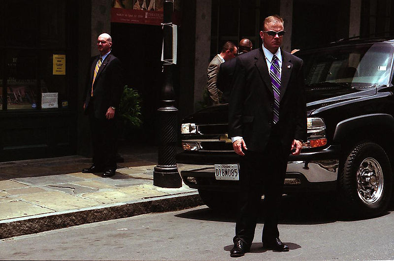 Secret Service agents stand guard in New Orleans, June 2006. (Chuck Patch/Wikimedia Commons)