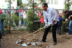 Mayor Villaraigosa clears space for a garden at Los Feliz Elementary School (Photo by Paige Brettingen)