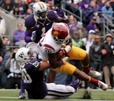 Grimble catches an 18-yard TD pass from Matt Barkley in a win over Washington. (James Santelli/Neon Tommy)