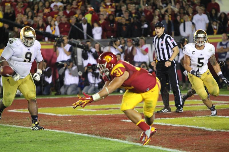 Vainuku couldn't catch Wittek's low pass as the Trojans turned it over on downs. (Scott Enyeart/Neon Tommy) Vainuku couldn't catch Wittek's low pass as the Trojans turned it over on downs. (Scott Enyeart/Neon Tommy)
