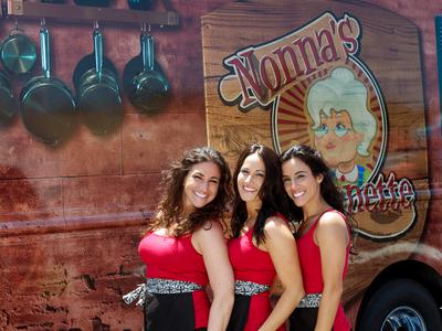  Jaclyn Kolsby, Lisa Nativo and Jessica Stambach (left to right). (FoodNetwork.com)