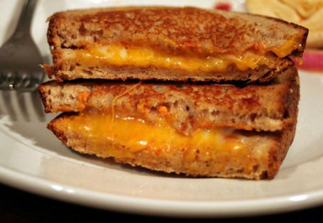 Grilled cheese sandwiches (Creative Commons / Maggie Hoffman)