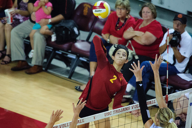 Samantha Bricio delivers a huge spike against UCLA. (Charlie Magovern/Neon Tommy) Samantha Bricio delivers a huge spike against UCLA. (Charlie Magovern/Neon Tommy)