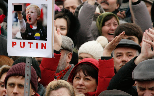 A protest against the invasion of Russia. (Image via Wikimedia Commons)